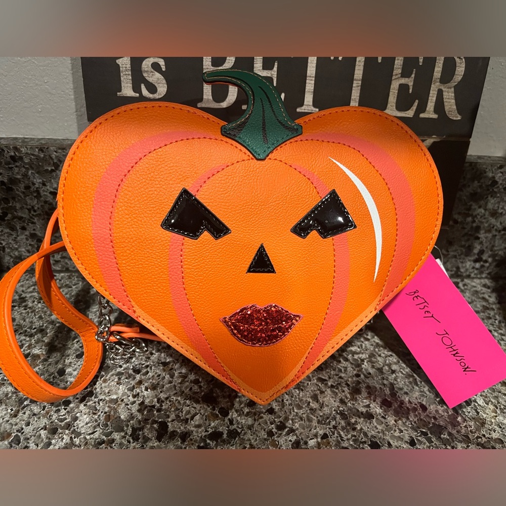 Viral Betsey Johnson Halloween heart shaped orange pumpkin purse nwt